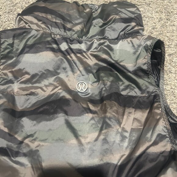 Lululemon Fluffin Awesome Vest Size 2 - Picture 4 of 5